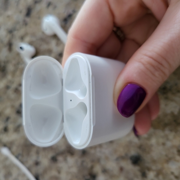*SOLD* Apple AirPods 2nd Generation - Picture 4 of 7